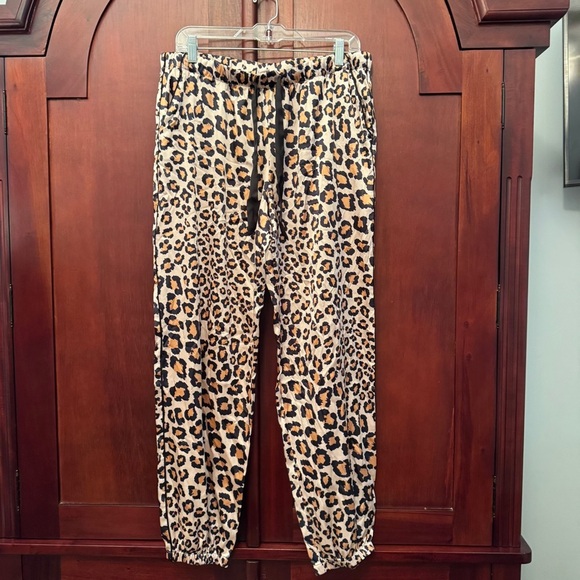 Victoria Secret Leopard Print Lounge Pants/Joggers with pockets Size Large - Picture 1 of 7